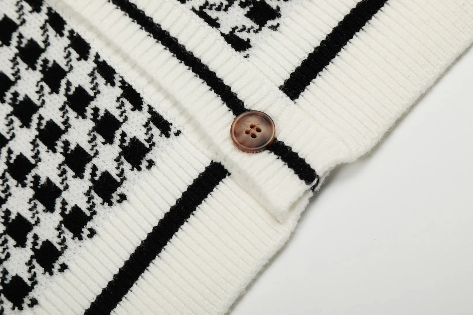 P250 Top quality" Style number: DS807# (not off the shelves all year round) [Ralph Lauren houndstooth pony embroidery logo men's style round neck knitted cardigan] ✅Ralph Lauren Ralph Lauren classic basic versatile men's style houndstooth plaid knitted cardigan jacket ✅Main supplier platform live broadcast Wholesale entities Out of stock will be replenished Not off the shelf ✅ZP quality 1:1 pattern making Scan the code to enter the GF website Counter quality ✅Details and quality are the only one in Guangzhou. Imported quality. Focus on high-end. Cost-effective. Needless to say good quality. ✅Restore the original version. The maximum size can be worn up to 200 pounds. Loose, comfortable and stress-free. ✅The upper body is simple and easy to put on. A must-have for male idols. Good-looking clothes are never picky. A must-have for male idols. Size: S-XL Color: Black White